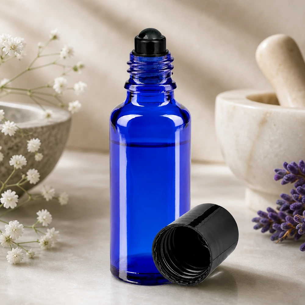 Apothekenflasche blau 30ml Roll-On Verschluss schwarz Kobaltblaues 30ml Roll-On Fläschchen aus UV-Schutzglas mit schwarzem Verschluss und Naturdekor