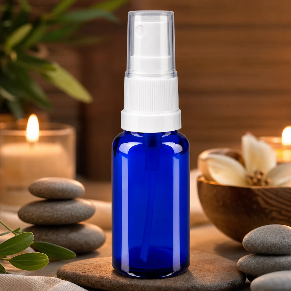 Apothekenflasche blau 20ml Sprayaufsatz weiß Kompakte Glassprayflasche 20ml in Kobaltblau mit transparenter Schutzkappe für Kosmetik und Pflege