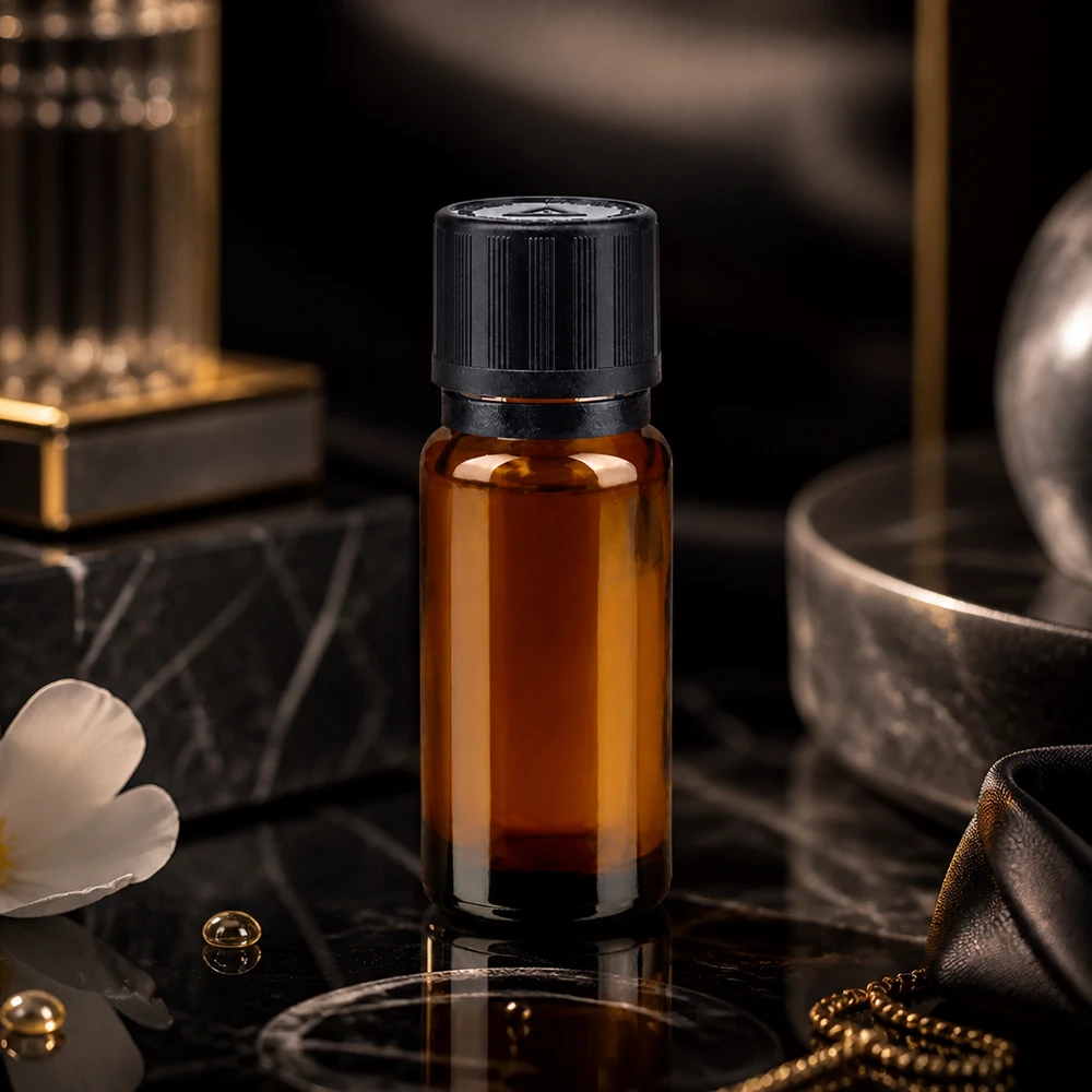 10ml Apothekerflasche mit Blindelement und kindersicherem Tropfverschluss in luxuriösem Ambiente
