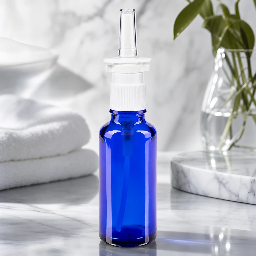 Apothekerglas Nasensprayflasche 30ml in Blau mit klarer Applikationsspitze auf Marmor