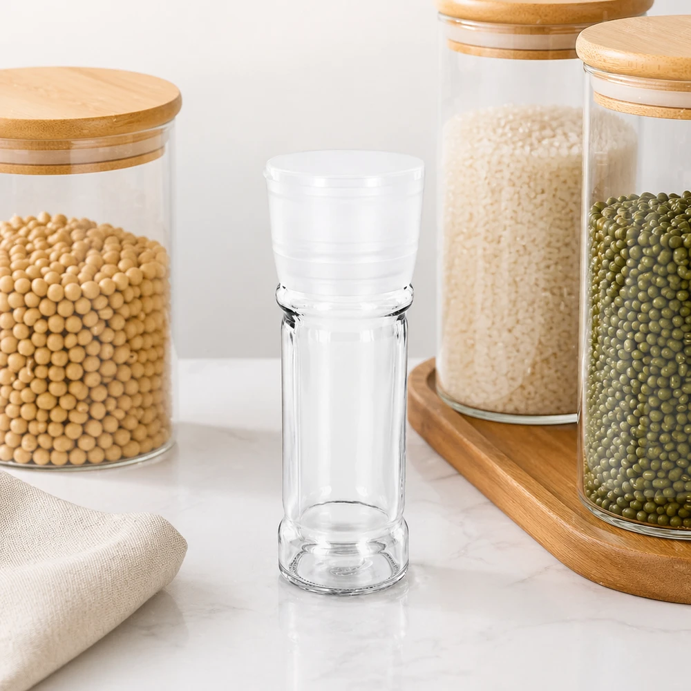 Salz-/Gewürzglas 100ml mit Mühle Vario weiss Gewürzglas 100ml mit Vario Mühle neben Vorratsgläsern mit Reis Hülsenfrüchten und Sojaböhnen