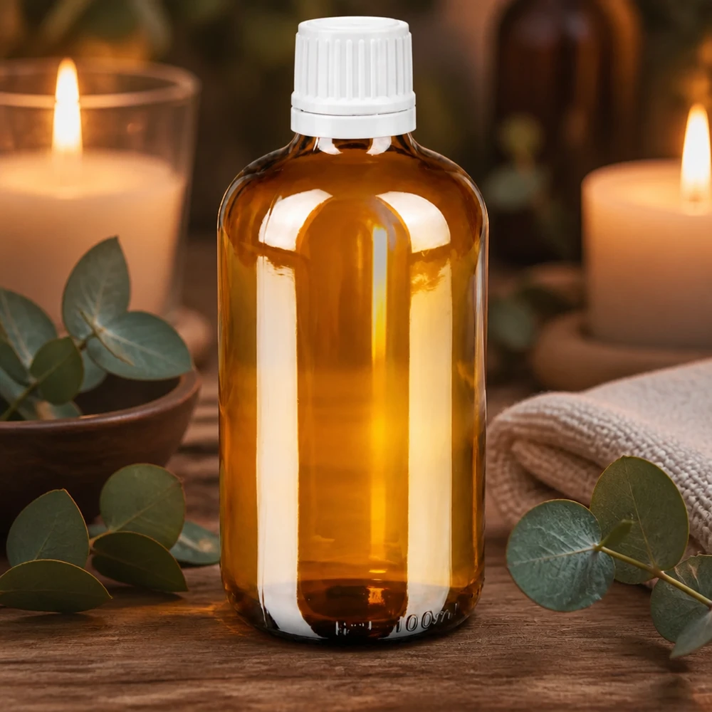 Apothekerflasche 100ml Braunglas OV weiß 0,7mm Tropfer zwischen Eukalyptusblättern