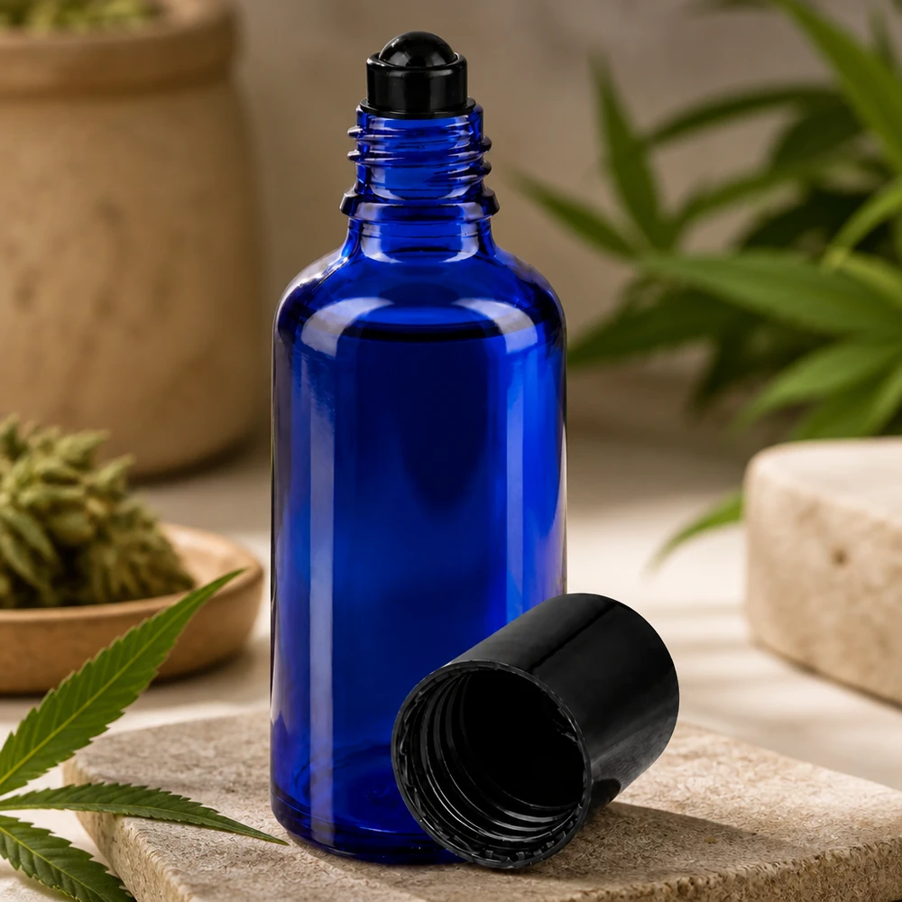 50ml Apothekerglas in Blau mit Roll-On Aufsatz vor natürlichem Hanfpflanzen Hintergrund