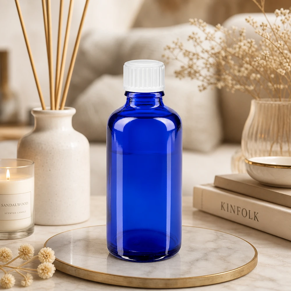 Apothekenflasche blau 50ml Schraubverschluss weiß Standard Blaue 50ml Glasflasche mit weißem SV STD 11mm in stilvollem Wellness-Ambiente