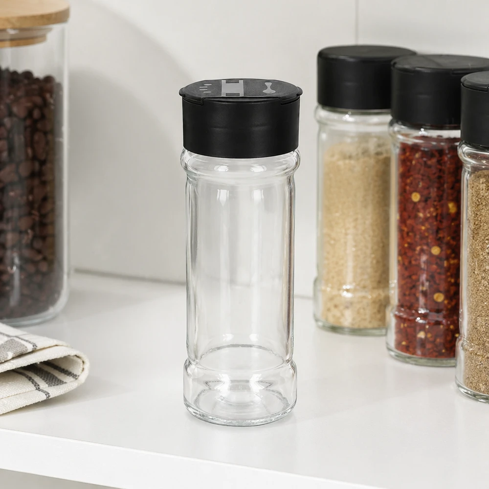 Salz-/Gewürzglas 100ml mit Doppelstreuer schwarz Transparentes Salzglas 100ml mit schwarzem Streuerdeckel auf weißem Küchenregal