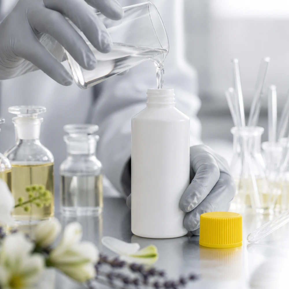 Weißer Kunststoffbehälter 50ml mit gelbem SV für Naturextrakte in professioneller Herstellung