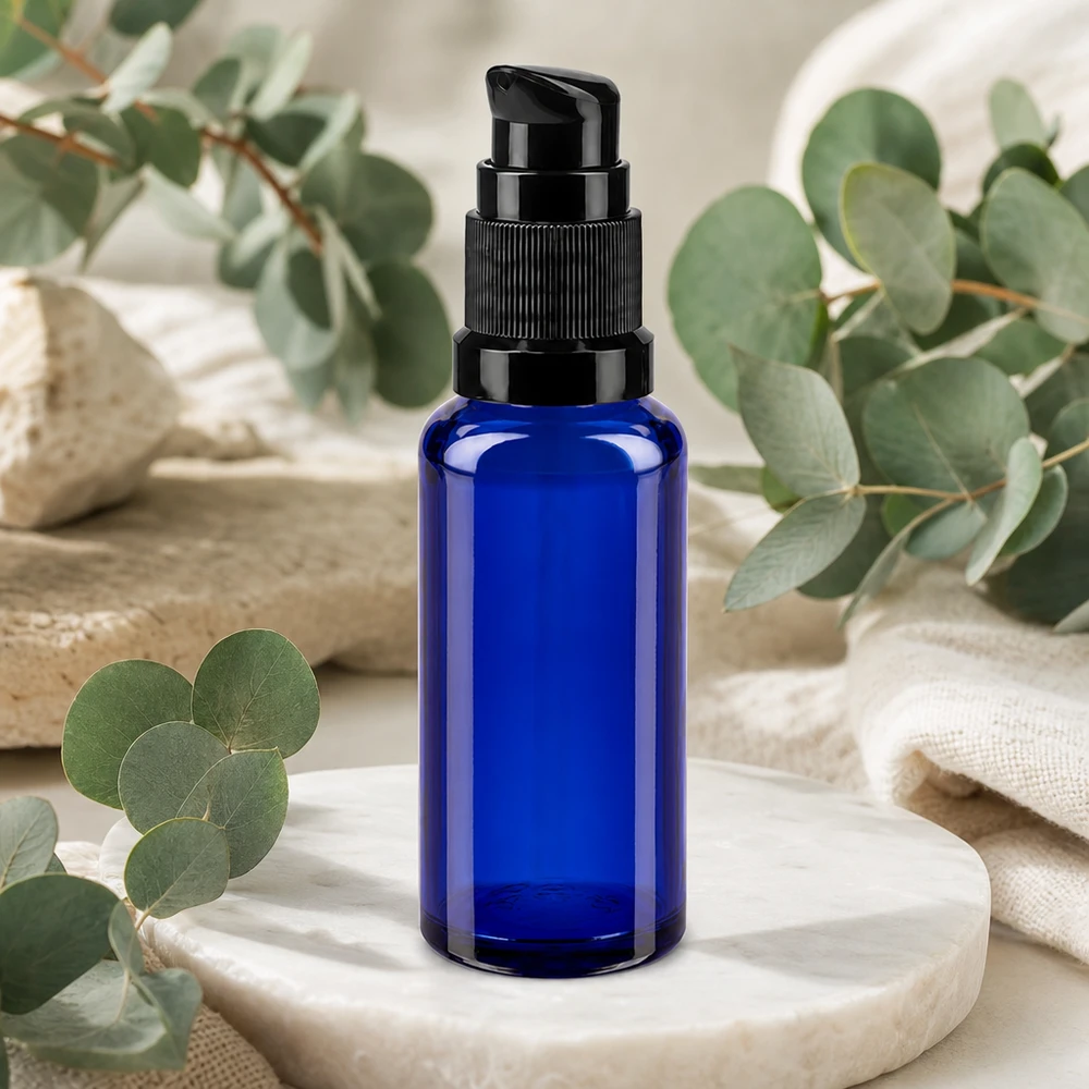 Zylindrische Glasflasche 30ml in Kobaltblau mit schwarzer Pumpe und Eukalyptus-Deko