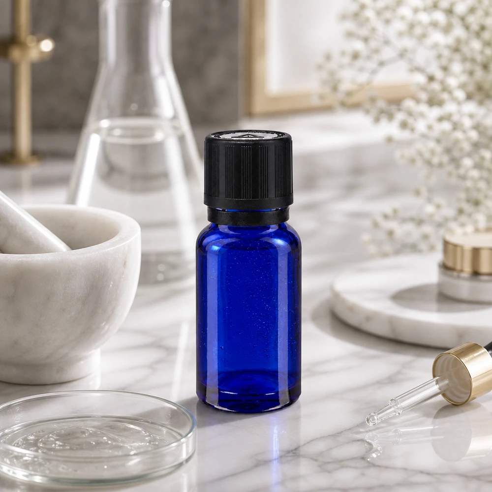 Apothekenflasche blau 10ml Tropfer Giessring 1mm schwarz Kindersicherung Blindenwarnsymbol Originalitätsverschluss Kobaltblaue 10ml Tropfflasche mit KiSi-Verschluss im Labor-Ambiente mit Petrischale und Pipette
