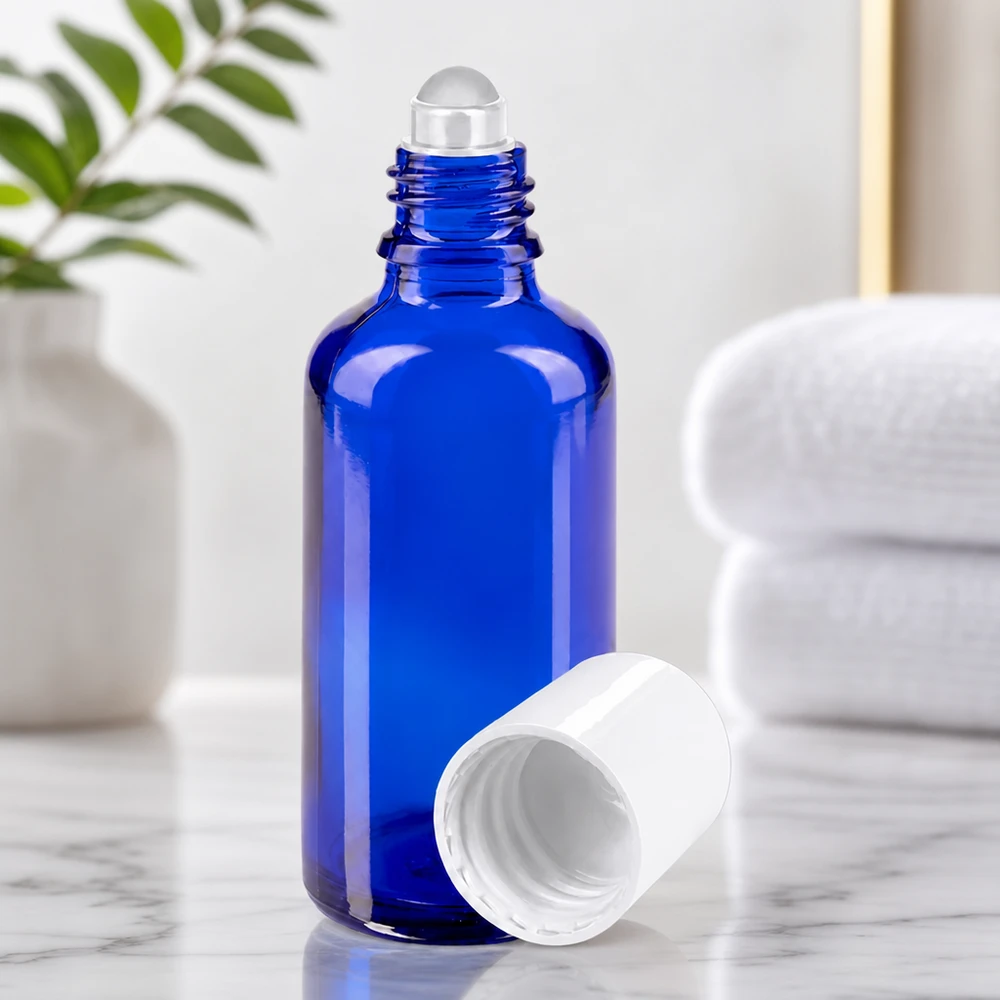Apothekenflasche blau 50ml Roll-On Verschluss weiß Geöffnete blaue Roll-On Flasche 50ml mit Rollapplikator auf Marmoroberfläche im Badezimmer