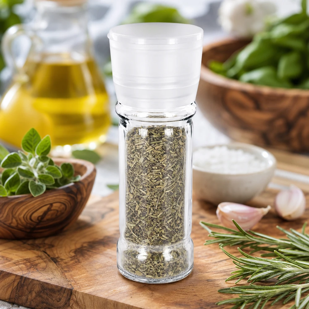 Transparentes 100ml Mahlglas mit Vario Mühle und getrockneten Kräutern auf Holzbrett