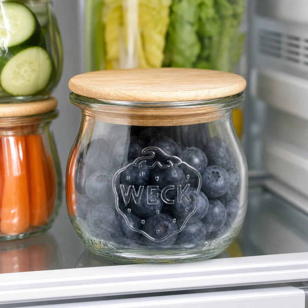 75ml Tulpenglas WECK RR40 mit Holzdeckel WECK Tulpenglas RR40 75ml mit Holzdeckel gefüllt mit Heidelbeeren im Kühlschrank neben anderen Vorratsgläsern