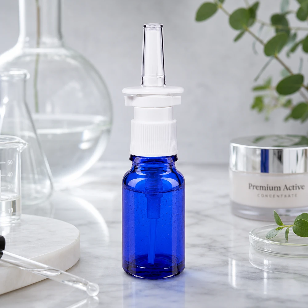 Pharmazeutische Glasflasche 10ml mit Nasenspray-Applikator in moderner Laborumgebung