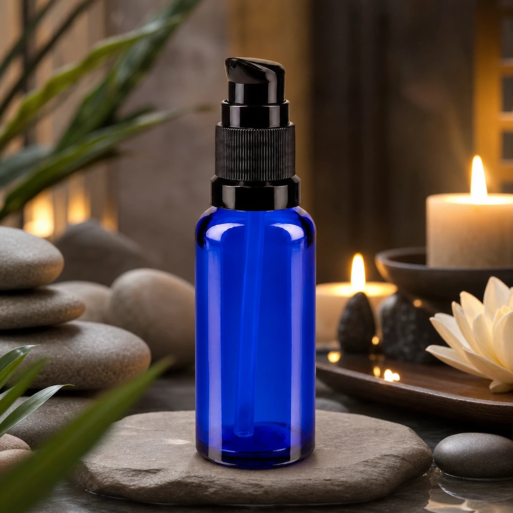 30ml Glasflasche in Blau mit STD Schwarzpumpe zwischen Wellness-Steinen und Kerzen