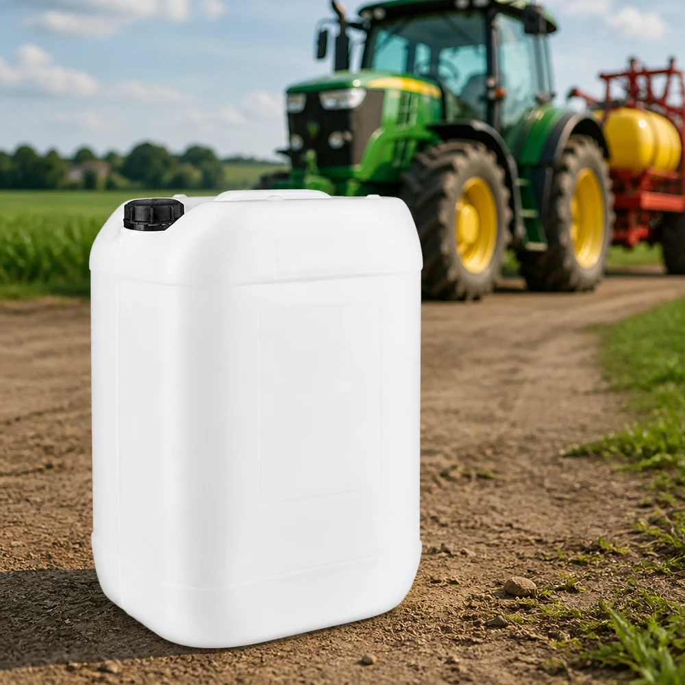 Kanister 25 Liter mit OV-Verschluss vor Traktor auf Feldweg für landwirtschaftliche Anwendungen