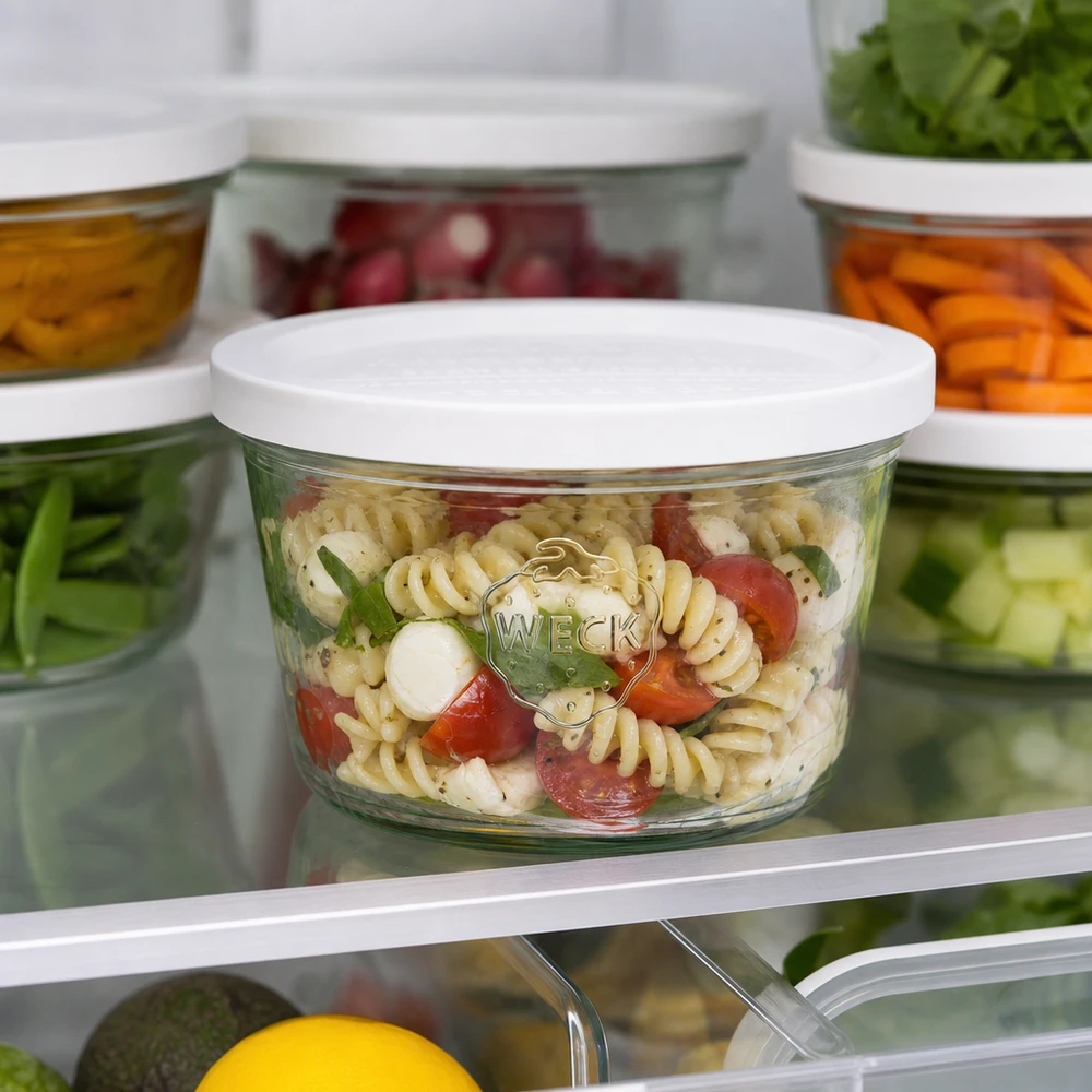 WECK Sturzglas 370ml RR100 mit Nudelsalat gefüllt im Kühlschrank zur frischen Aufbewahrung von Lebensmitteln