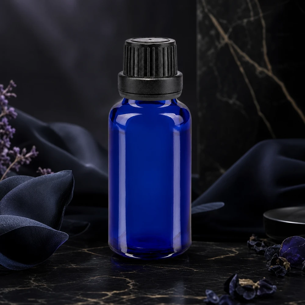 Blaue 20ml Apothekerflasche mit Originalitätsverschluss schwarz auf schwarzem Marmor
