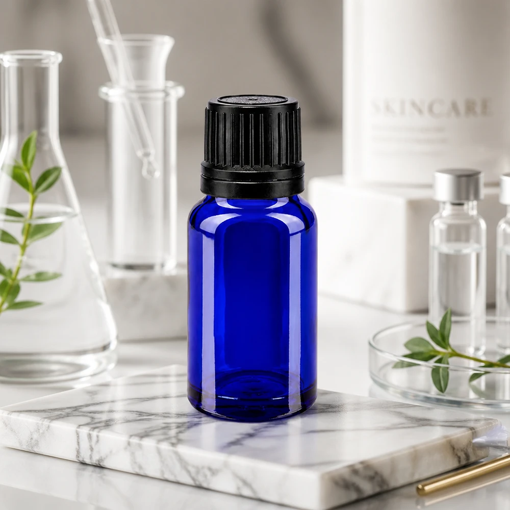 Apothekenflasche blau 10ml Schraubverschluss schwarz Giessring Originalitätsverschluss Kobaltblaue 10ml Glasflasche mit 8mm Originalverschluss neben Erlenmeyerkolben und Pipette