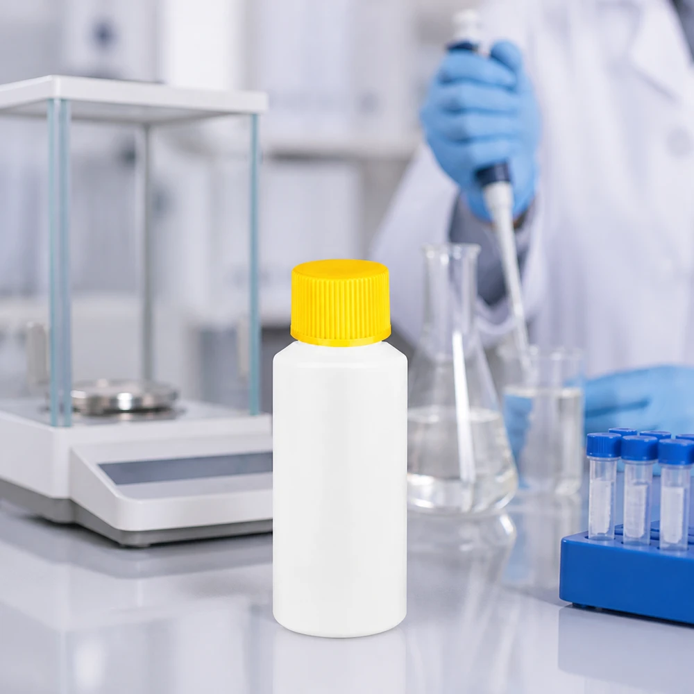 Apothekenflasche HDPE 30ml weiß, mit gelbem Schraubverschluss Medikamentenflasche 30ml HDPE weiß mit gelbem SV neben Erlenmeyerkolben und Mikropipette