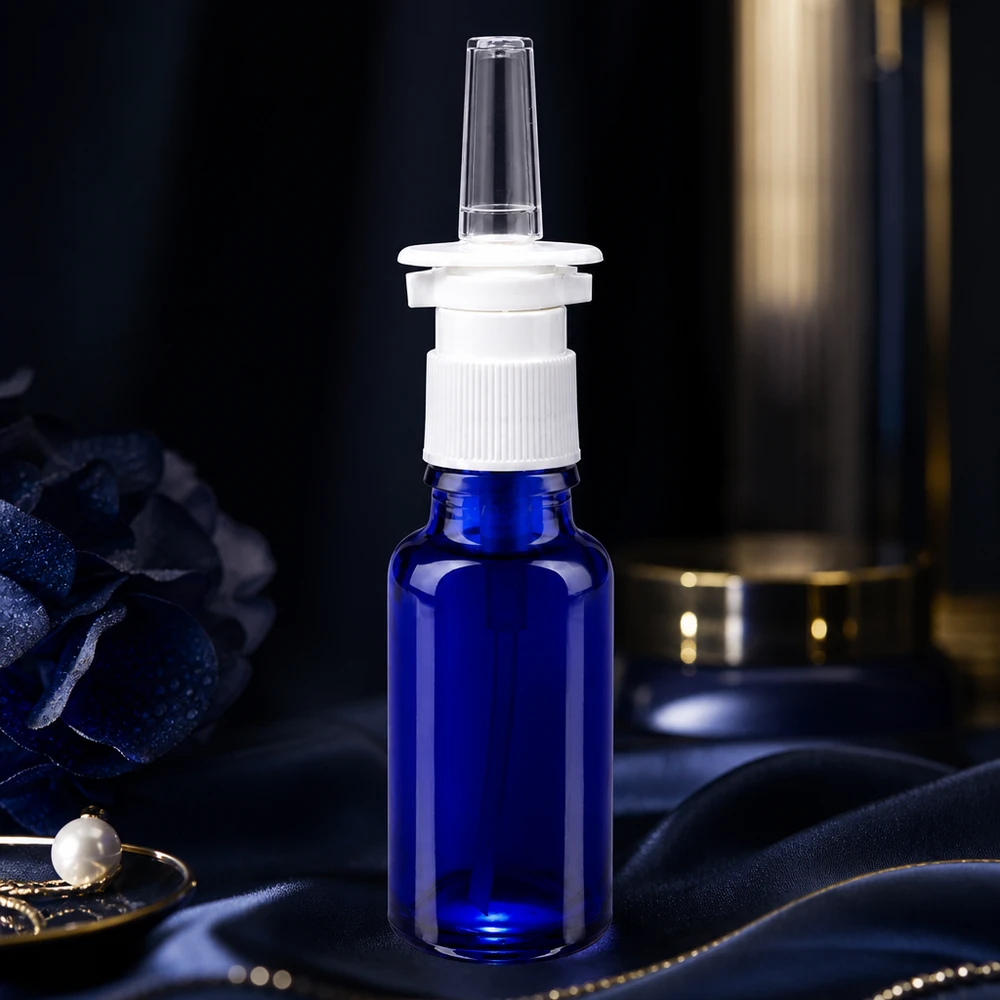 Kompakte Nasensprayflasche 20ml Kobaltblau mit transparenter Sprühdüse und weißem Pumpkopf