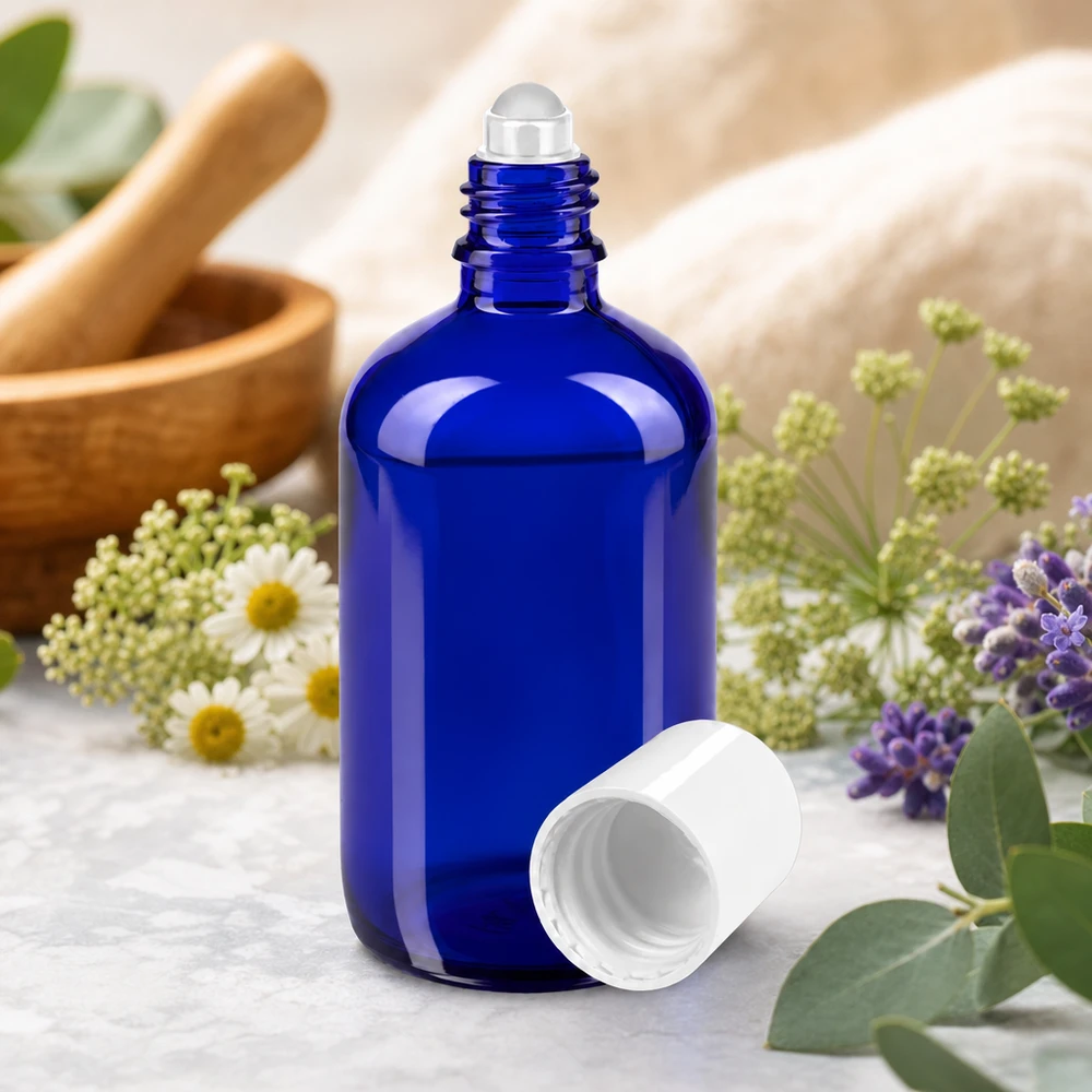 Apothekenflasche blau 100ml Roll-On Verschluss weiß 100ml Roll-On Flasche Blau neben Lavendel Kamille und Eukalyptus für Aromatherapie