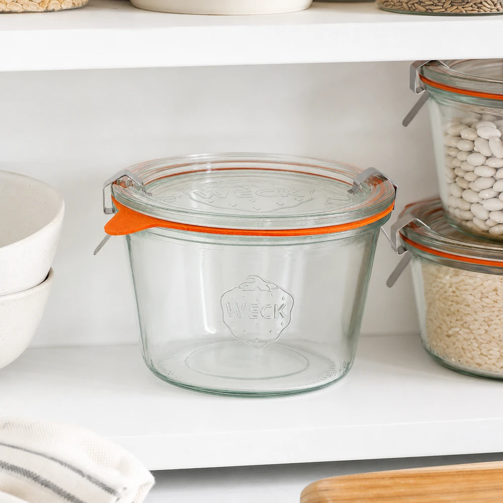 370ml Sturzglas komplett WECK RR100 WECK Sturzglas 370ml RR100 leer auf weißem Regal in moderner Küche zeigt elegantes Design für stilvolle Vorratshaltung