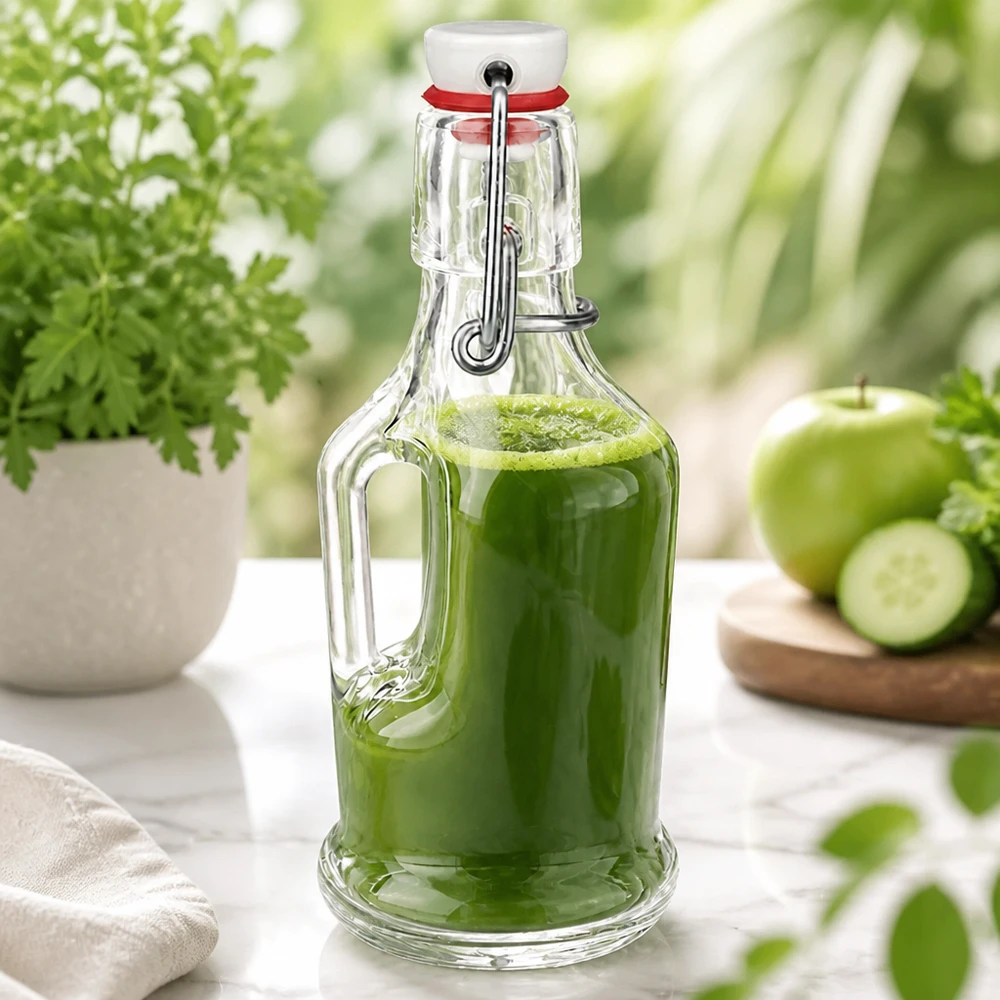 200ml Glasflasche "Bertha" + PVC Bügelverschluss UNiTWIST 200ml Glasflasche Bertha mit grünem Smoothie befüllt, Bügelverschluss UNiTWIST, Küchenszenerie mit frischen Gurken
