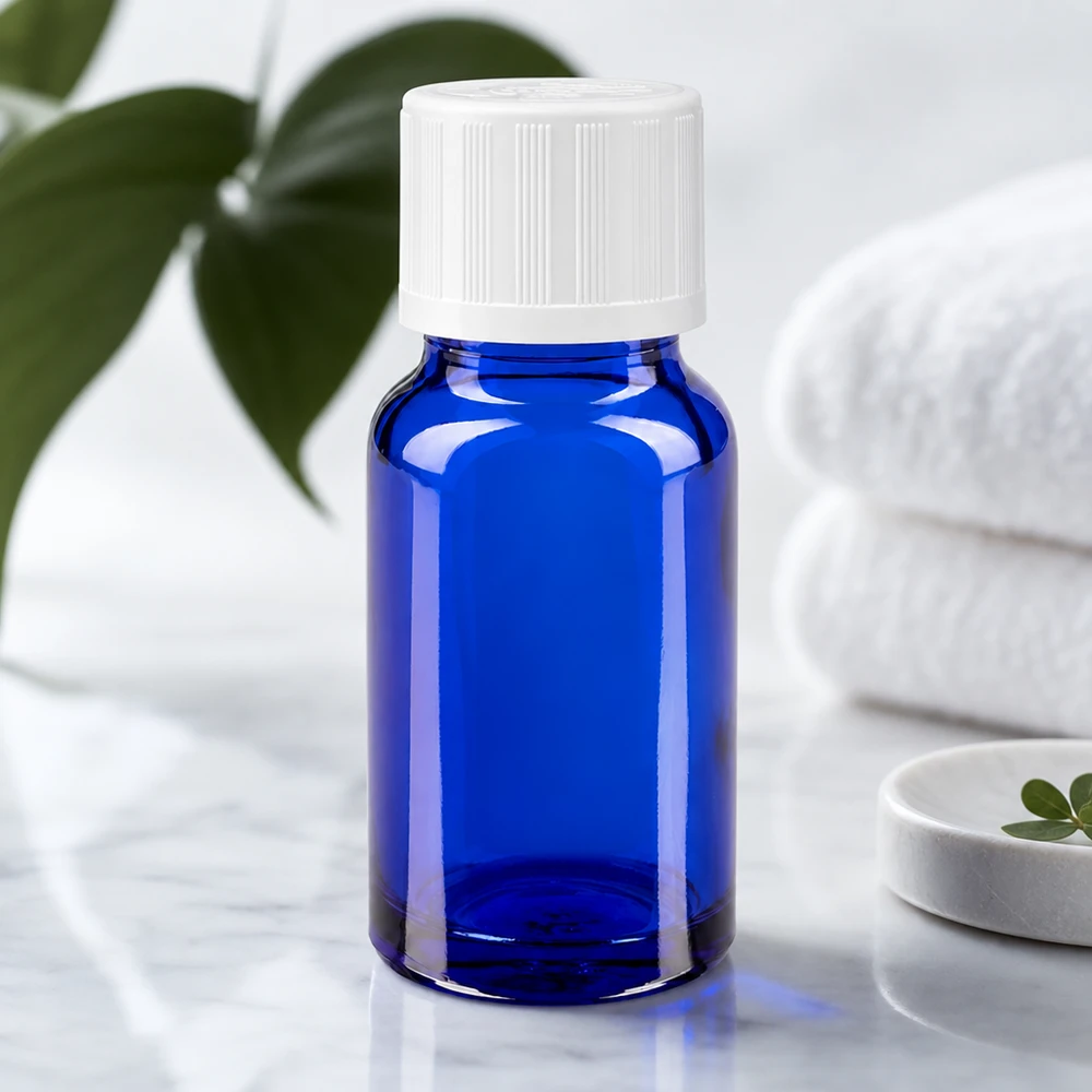 Apothekenflasche blau 10ml Tropfverschluss weiß Kindersicherung Standard Kobaltblaue 10ml Tropfflasche mit weißem KiSi-Schraubverschluss im Wellness-Ambiente