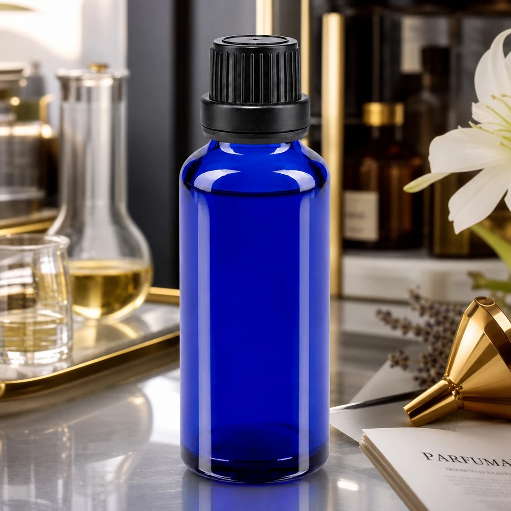 Kobaltblaue Glasflasche 30ml mit geripptem Schwarzverschluss auf elegantem Marmortisch