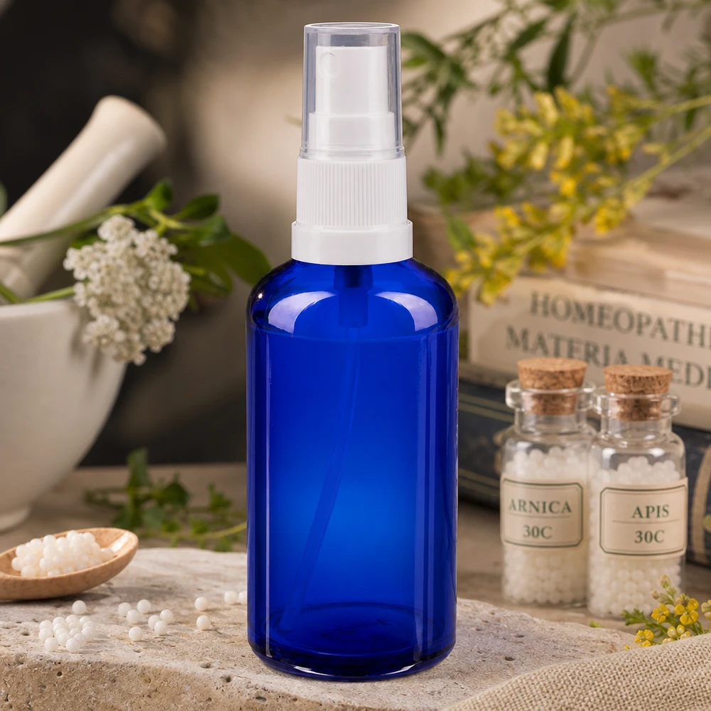 Apothekenflasche blau 50ml Sprayaufsatz weiß Kobaltblaue 50ml Sprayflasche aus Apothekerglas in homöopathischer Naturheilkunde-Umgebung