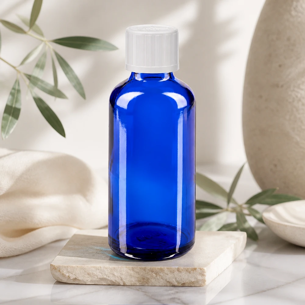 Kobaltblaue 50ml Apothekerflasche mit kindersicherem Tropfverschluss vor cremefarbenem Hintergrund