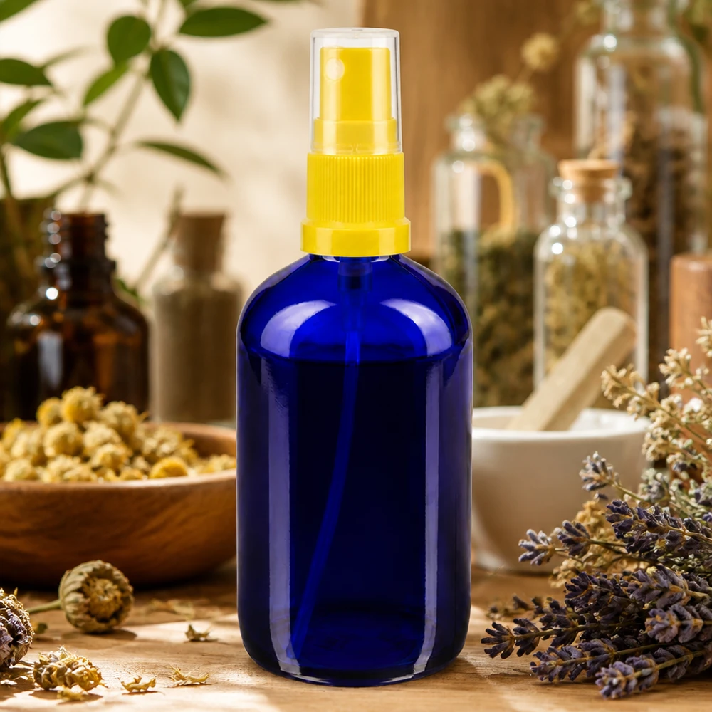 Apothekenflasche blau 100ml Sprayaufsatz gelb Blaues Apothekerglas 100ml mit Feinnebel-Sprühkopf gelb umgeben von Kräutern und Lavendel